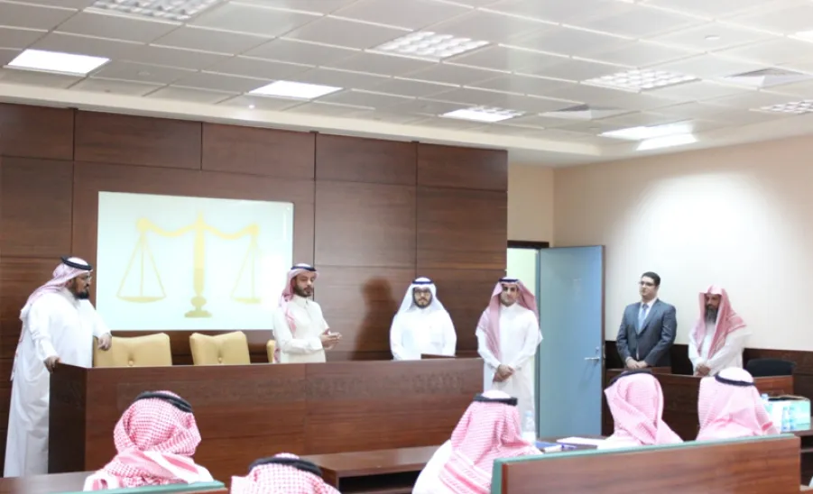 كلية إدارة الأعمال تستضيف يوم المهنة القانوني -  