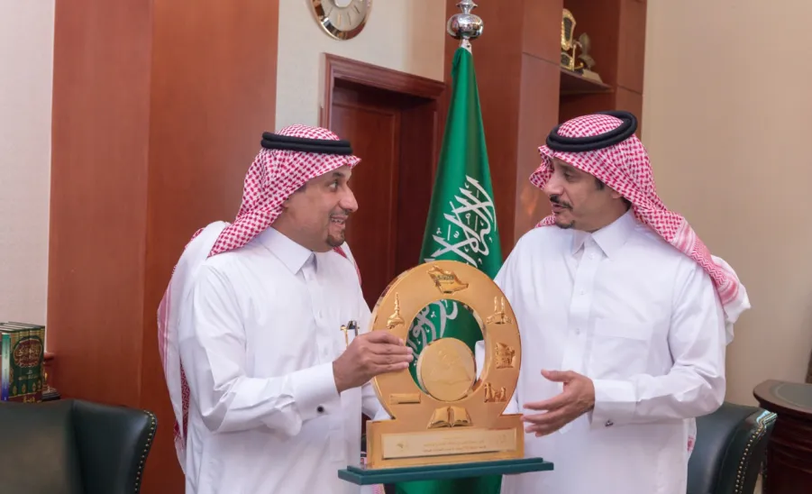 معالي مدير الجامعة يزور سمو محافظ المجمعة ويشكره على مايبديه من تعاون ودعم للجامعة - 