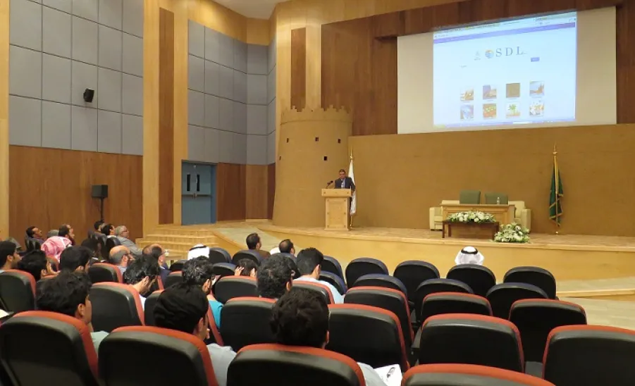 عمادة شؤون المكتبات عقدت دورة تدريبية حول استخدام قاعدة بيانات Clinical Key للكليات الطبية -  