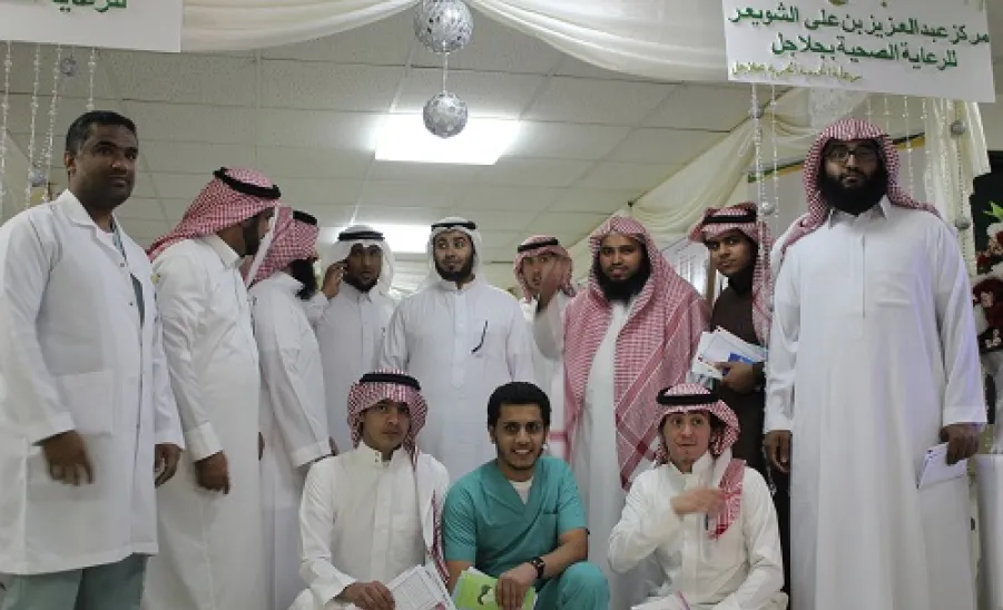 طلاب الجامعة يزورون المرضى في مستشفى الملك خالد بالمجمعة - 