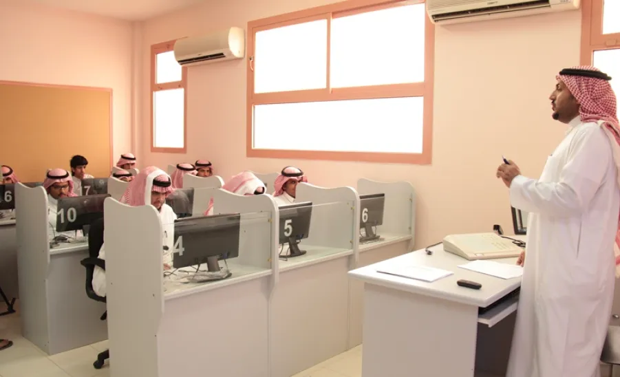  كليةُ العلومِ والدراساتِ الإنسانيةِ بالغاط تقيم عدداً من الدوراتِ التدريبيةِ والثقافيةِ للطلابِ والطالباتِ -  
