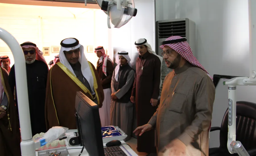 محافظ الزلفي وأعضاء المجلس المحلي في ضيافة كلية طب الأسنان -  
