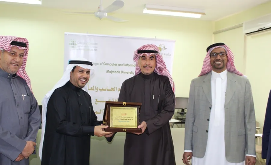 بالتعاون مع إدارة التعليم بمحافظة المجمعة : كلية علوم الحاسب والمعلومات تشارك في الفعالية العالمية ساعة برمجة -  
