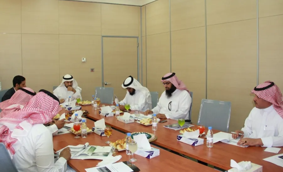 عمادة خدمة المجتمع تناقش آلية نقل قبول برامج التجسير إلى عمادة القبول والتسجيل بالجامعة -  