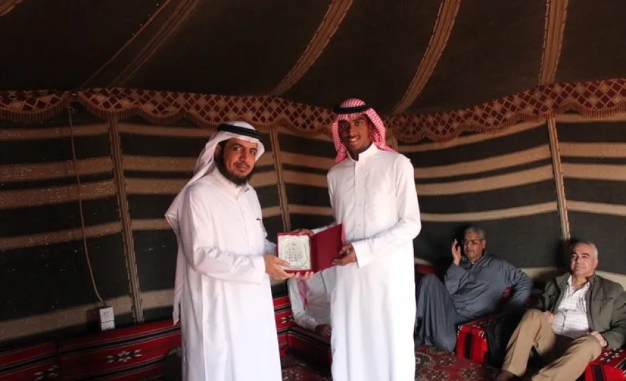 سعادة عميد كلية العلوم والدراسات الإنسانية بحوطة سدير يكرم طلاب النشاط الرياضي - 
