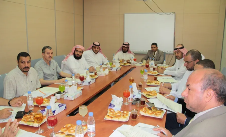 تحديد البرامج التعليمية في اجتماع عمادة خدمة المجتمع برؤساء الأقسام العلمية لكليات جامعة المجمعة -  