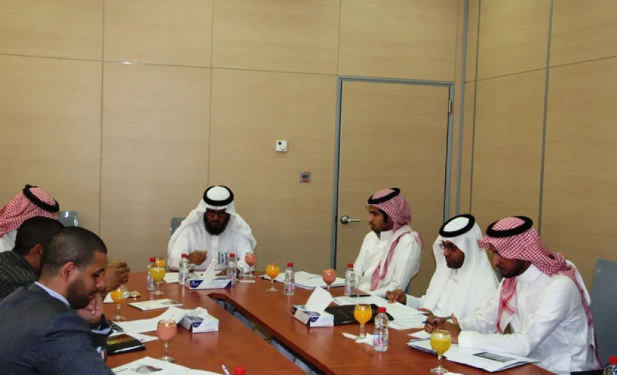  عمادة خدمة المجتمع والتعليم المستمر تعقد اجتماعاً تشاورياً مع ممثلي وزارة الخدمة المدنية والغرفة التجارية بالمجمعة -  