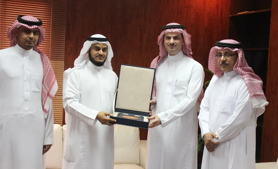 عمادة تقنية المعلومات تسلم تقريرها السنوي لوكيل الجامعة للدراسات العليا والبحث العلمي - 