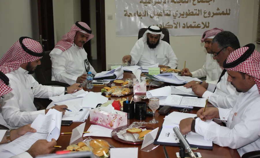 اللجنة الإشرافية بالمشروع التطويري لتأهيل الجامعة للاعتماد الأكاديمي تعقد اجتماعها الحادي عشر - 