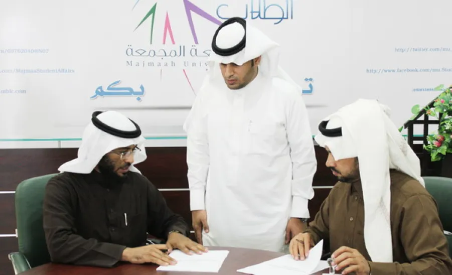 عمادة شؤون الطلاب توقع عقد تشغيل مراكز بيع الكتب الجامعية في الجامعة - 