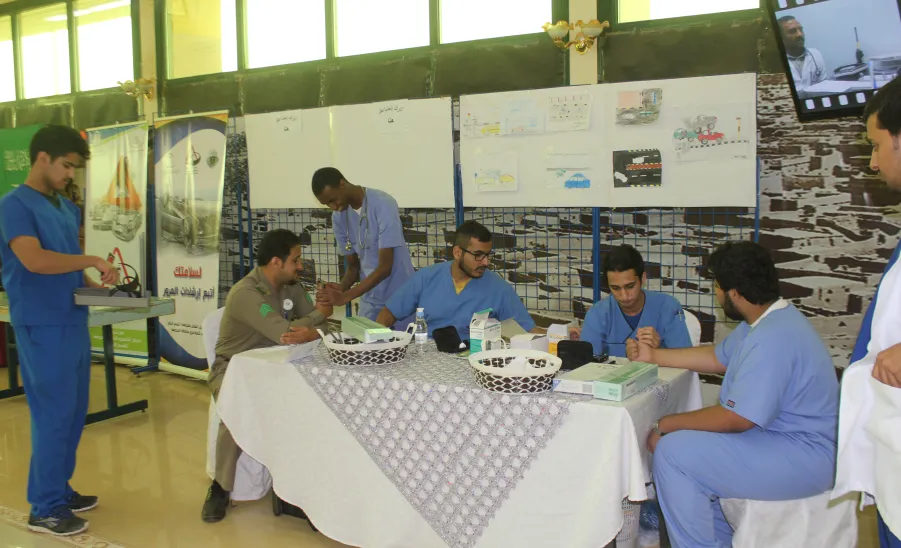 كلية الطب تشارك بمعرض توعوي وتثقيفي في فعاليات أسبوع المرور الثلاثين - 