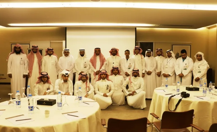 معالي مدير الجامعة يلتقي بالطلاب المشاركين في المؤتمر العلمي الخامس - 