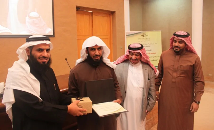وكيلُ الجامعةِ للشؤونِ التعليميةِ يزورُ كليَة الغاطِ ويكرِّمُ موظفيها المتميزين - 