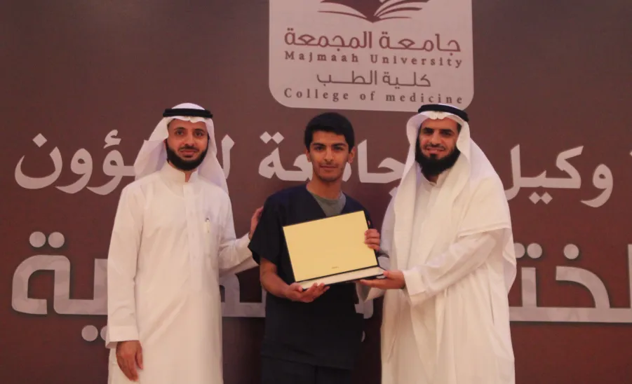 برعاية وكيل الجامعة للشؤون التعليمية كلية الطب تقيم حفلها الختامي - 