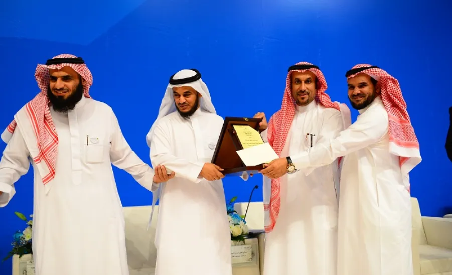 معالي مدير الجامعة يكرّم الفائزين بجائزة المواقع الفرعية ومواقع أعضاء هيئة التدريس والموظفين المتميّزة - 