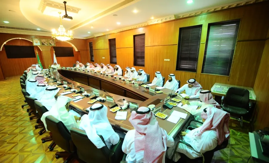 مدير الجامعة يطّلع على تقارير استعدادات الكليات والعمادات للعام الجامعي الجديد خلال الاجتماع التشاوري الأول لهذا العام  -  