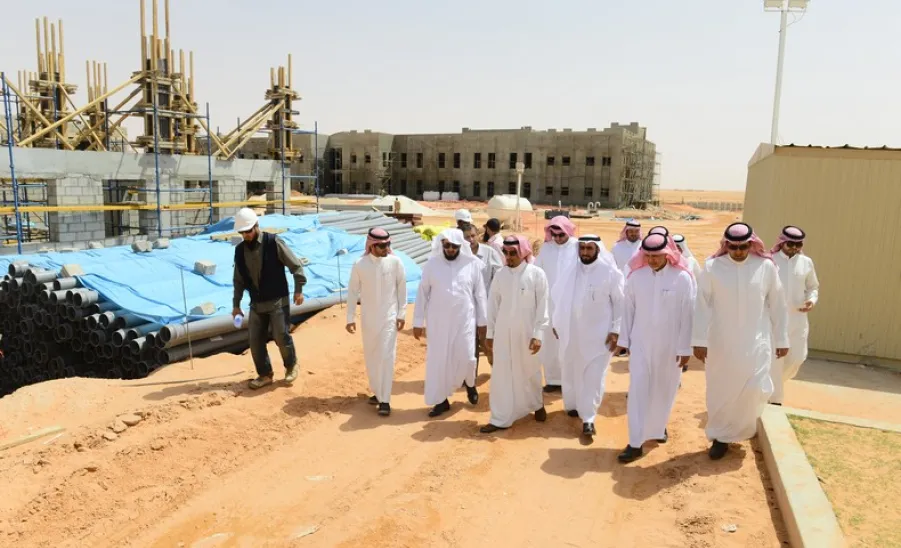 معالي مدير الجامعة يتفقد مشروع المباني العاجلة للطلاب والطالبات في رماح - 