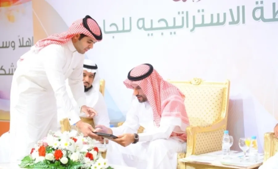 بحضور محافظ الزلفي والغاط ووكيل محافظ المجمعة مدير الجامعة يدشن الخطة الاستراتيجية للجامعة  -  