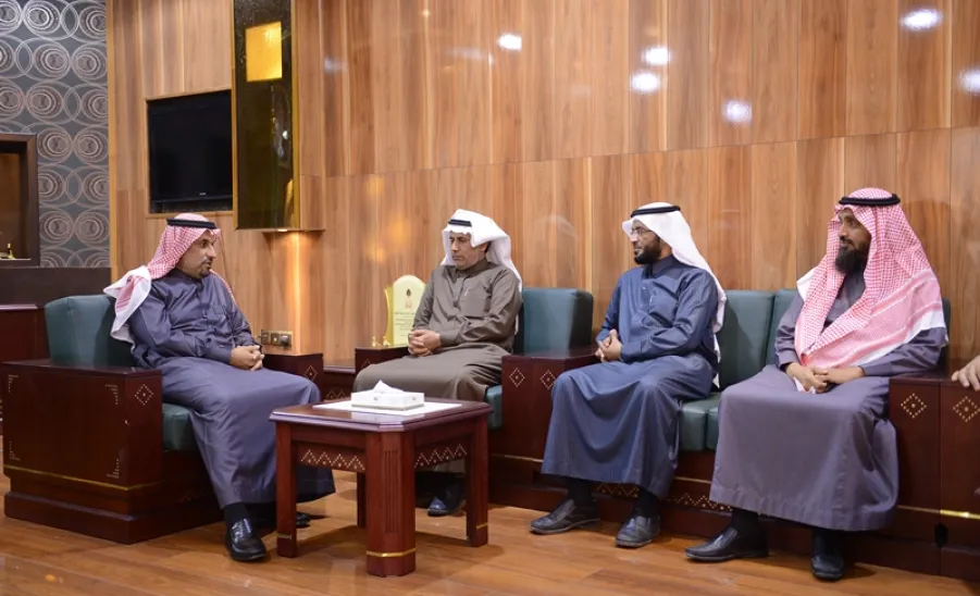 معالي مدير الجامعة يسلم تقرير الدراسة الأولية لعشائر جوالة الجامعة  لمعالي وزير التربية والتعليم رئيس جمعية الكشافة العربية السعودية  - 