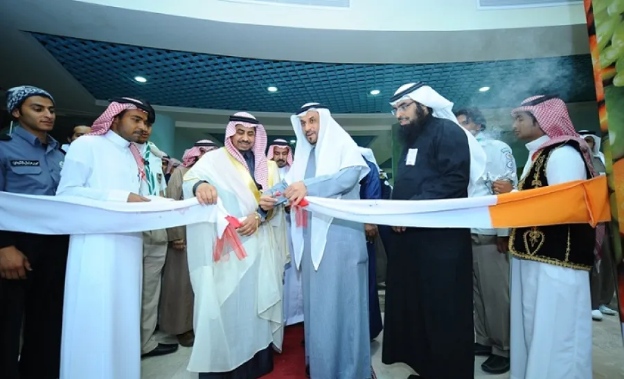 بمشاركة عدة جهات حكومية وأهلية وخيرية مدير الجامعة افتتح معرض مكافحة التدخين والتوعية بأضرار المخدرات تحت مسمى "حياتي جميلة بلاسموم" - 