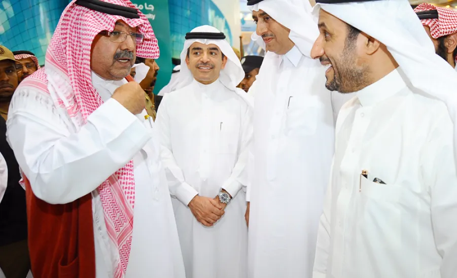 صاحب السمو الأمير فيصل بن عبد الله بن محمد آل سعود وزير التربية والتعليم يزور جناح الجامعة  -  