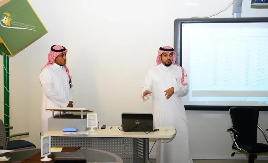 موظفو عددٍ من الجهات الحكومية  يشاركون في ورشة عمل  ( مشروع حاضر للمتابعة الإلكترونية ) - 