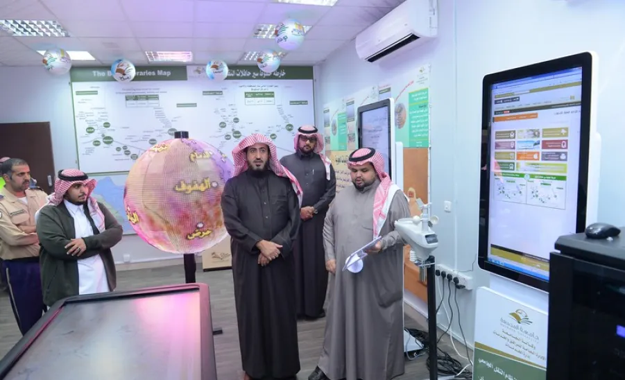 وكيل الجامعة يدشن الخدمات الذاتية لخدمة مركبات الجامعة والورشة المتنقلة لخدمة الكليات بالفروع - 