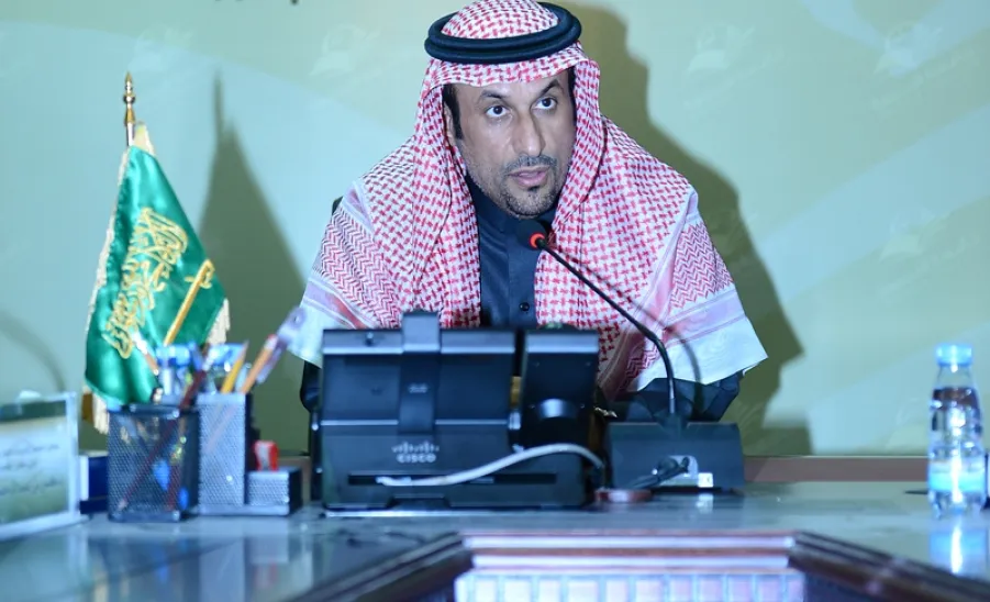 معالي مدير الجامعة يتسلم التقرير الخاص عن تعاون الجامعة مع معهد الإدارة العامة - 