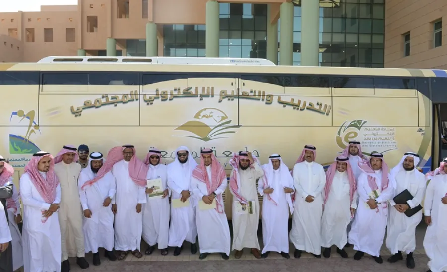 معالي مدير الجامعة يدشن مشروع " التدريب والتعليم الإلكتروني المجتمعي المتنقل "  - 