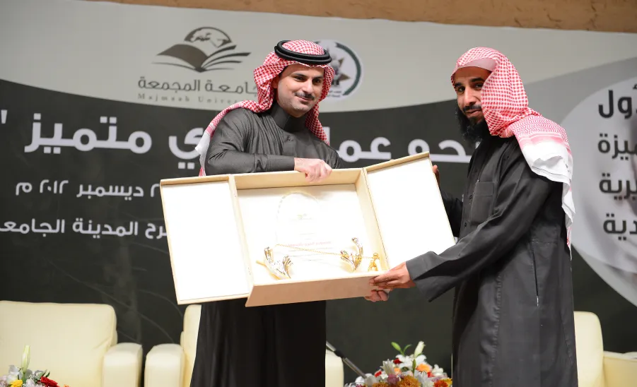 بعد أن عقد في رحاب المدينة الجامعية بالجامعة الملتقى الأول للتجارب المتميزة للجمعيات الخيرية السعودية يقدم توصياته   - 