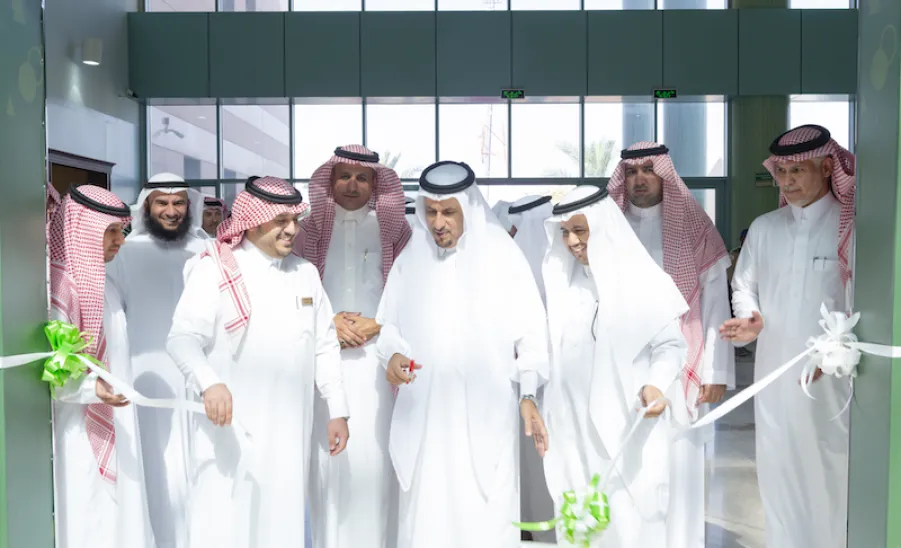 معالي مدير الجامعة يفتتح معرض أسبوع المكتبة - 