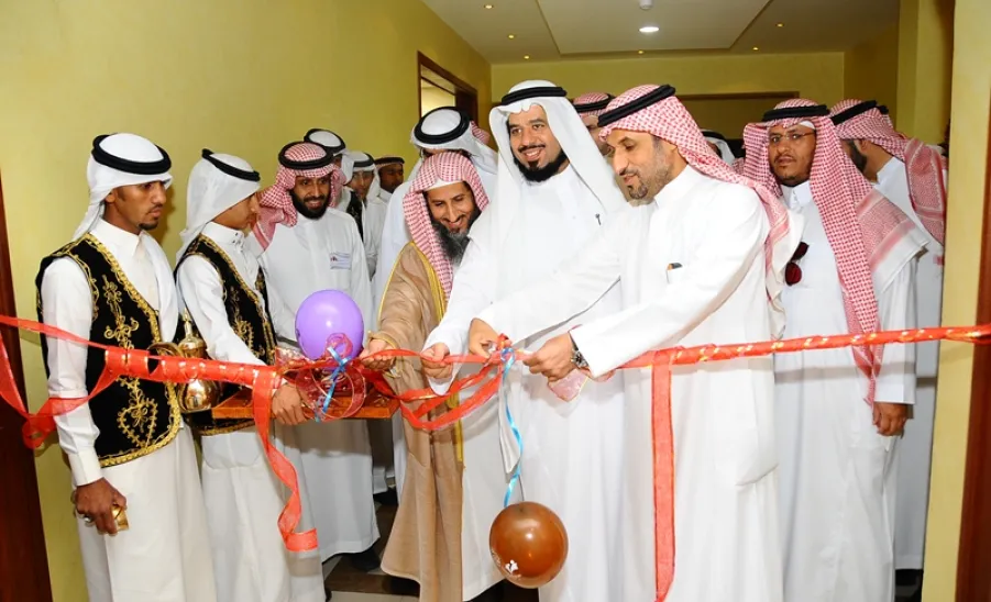 مدير الجامعة يفتتح عالم المرآه والطفل - 