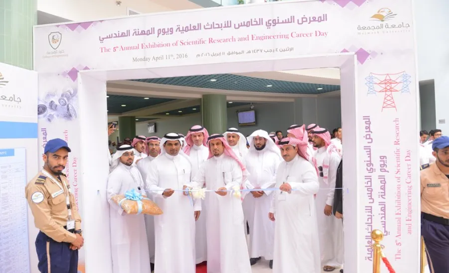 معالي مدير الجامعة يرعى فعاليات المعرض السنوي الخامس للأبحاث العلمية  ويوم المهنة الهندسي بكلية الهندسة - 