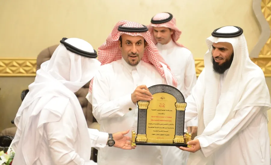 وكالة الشؤون التعليمية بالجامعة تكرم وكيلها السابق - 