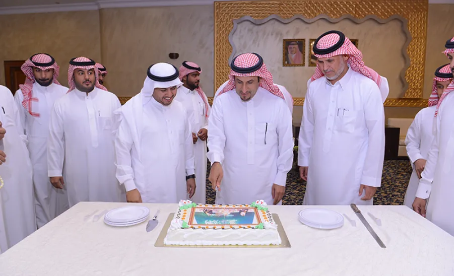 بمناسبة نجاح حفل تخريج الدفعة السابعة من طلاب الجامعة :  معالي مدير الجامعة يلتقي بالمنظمين ويشكرهم على جهودهم - 