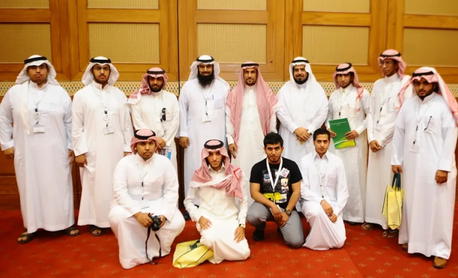 طلبة الجامعة يلتقون معالي مدير الجامعة في المؤتمر العلمي الثالث -  
