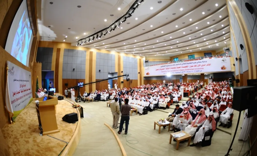 معالي مدير الجامعة يفتتح المؤتمر الدولي الاول لجامعة المجمعة والمعرض العلمي المصاحب - 