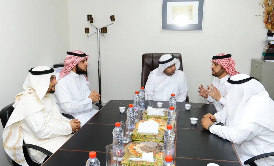 سعادة وكيل الجامعة للشؤون التعليمية يزور مستشفى الملك خالد بالمجمعة - 
