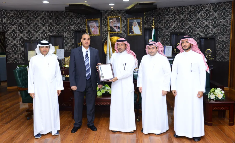 كلية الهندسة تهدي معالي مدير الجامعة أول براءة اختراع في مجال الهندسة الميكانيكية - 