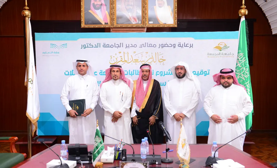 معالي مدير الجامعة يوقع عقد مشروع نقل طالبات الجامعة  - 
