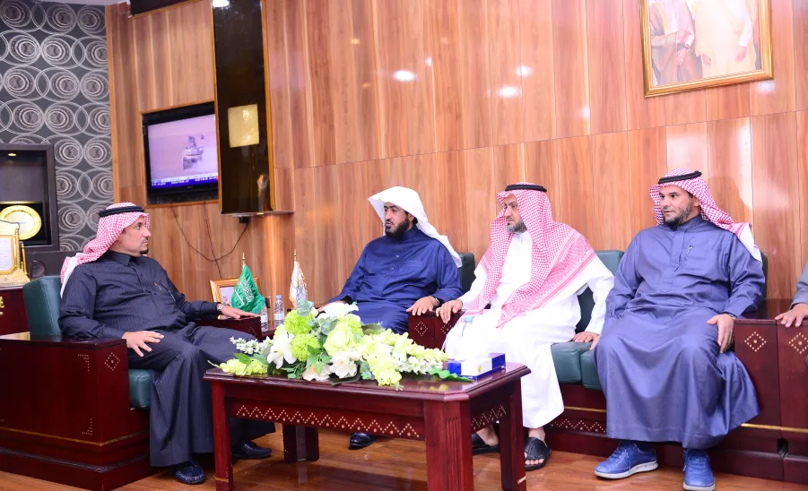 معالي مدير الجامعة يطلع على دليل مؤشرات قياس الأداء للخطة الإستراتيجية الثانية - 
