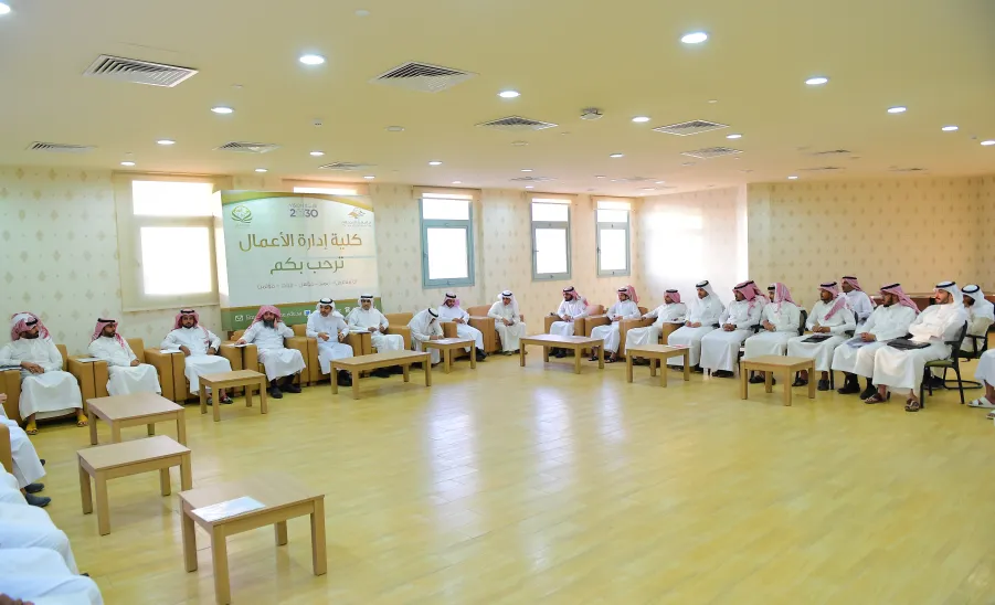  كلية إدارة الأعمال تقيم اللقاء التعريفي لطلبة الدراسات العليا للعام الجامعي 1438/1439هـ - 