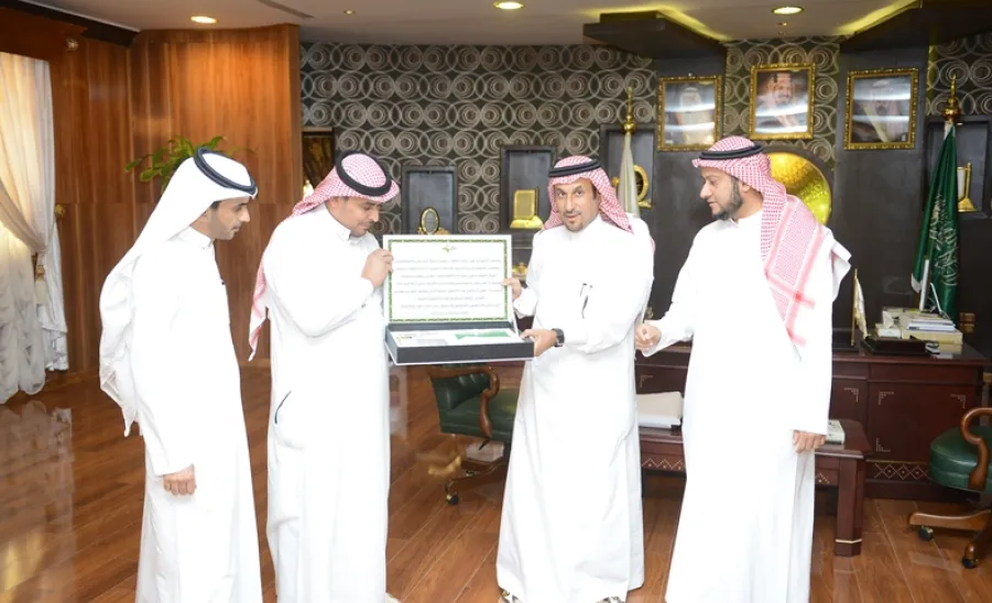 معالي مدير الجامعة يطلع على الدليل الإجرائي وتقرير إنجازات عمادة شؤون أعضاء هيئة التدريس والموظفين - 