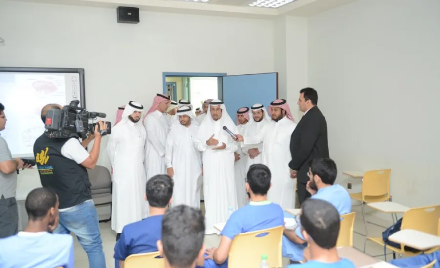 ​معالي مدير الجامعة يزور كلية الطب للاطلاع على سير العمل -  