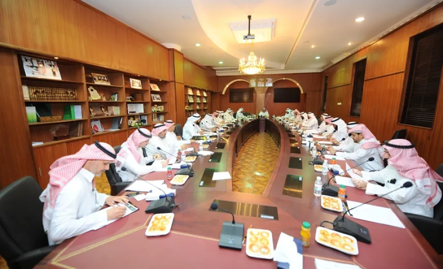 خلال الاجتماع التشاوري مدير الجامعة يطلع على عدد من التقارير واستعدادات وحدات الجامعة للعام القادم - 