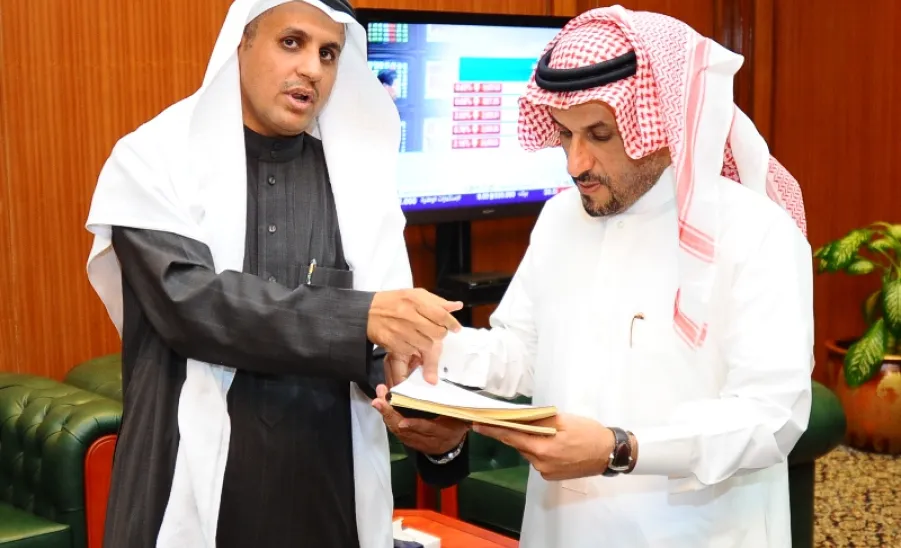 معالي مدير الجامعة يستقبل مدير عام الشؤون الإدارية والمالية ومدير الإدارة المالية ويستلم الحساب الختامي للعام المالي -  