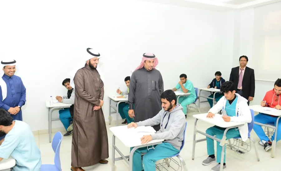 معالي مدير الجامعة يقوم بجولة تفقدية على قاعات الطلاب للاطلاع على سير الاختبارات - 
