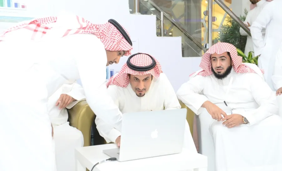 معالي مدير الجامعة يدشن "جامعة المجمعة في بيئة سكندلايف" - 