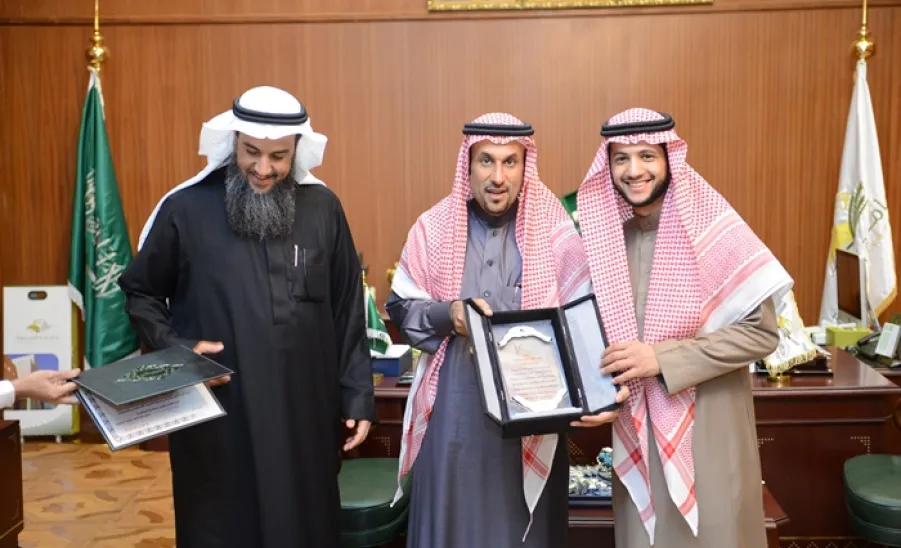 معالي مدير الجامعة يستقبل عميد كلية العلوم الطبية التطبيقية والمبتعث/ عبدالعزيز الكثيري لتهنئته بمناسبة حصوله على جائزة التميز الأكاديمي من أفضل عشر جامعات أمريكية - 