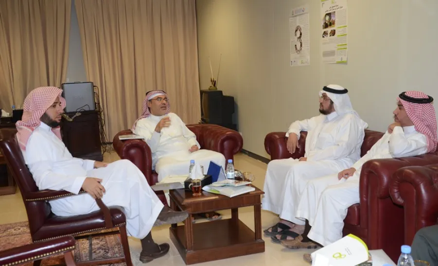 وفد من عمادة البحث العلمي بالجامعة يطلعون على تجربة جامعة الإمام في المجال البحثي -  